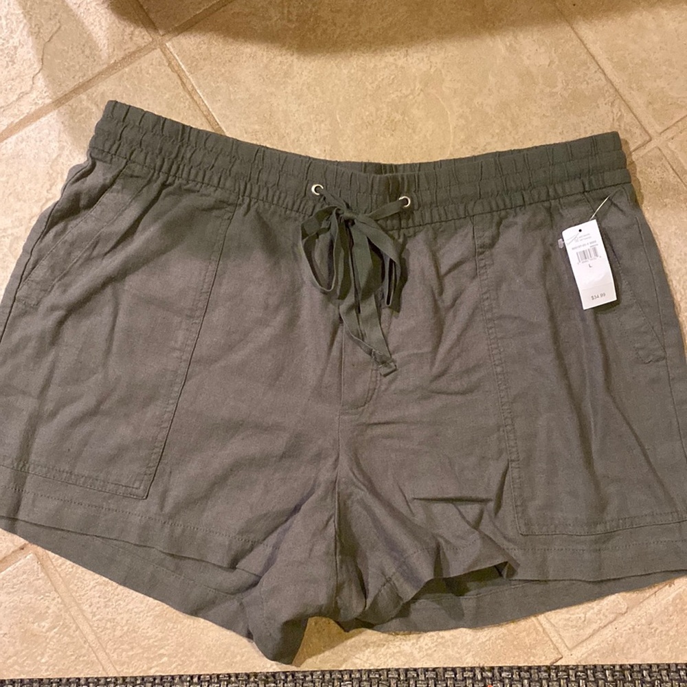 New with tags GAP cargo short Size L